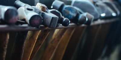 Unterschiedliche Hammerformen zur Bearbeitung von Blech