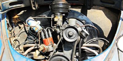 Geöffnete Motorabdeckung bei einem alten VW Käfer