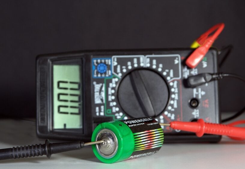 Digitalmultimeter und eine Batterie