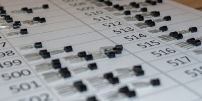 Verschiedene Transistoren nach Modellnummer kategorisiert